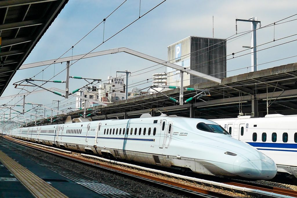 西明石駅を通過する上り新幹線N700系